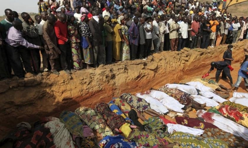 Corpos de nigerianos foram colocados em uma vala, no norte da Nigéria. (Foto: Reuters/Akintunde Akinleye)