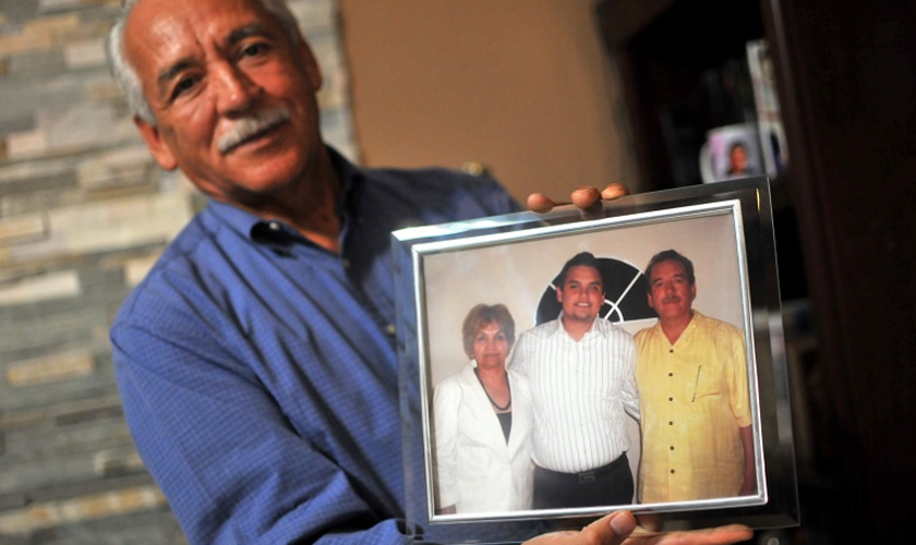 O pastor Eduardo Garcia foi fotografado em 2017 segurando uma foto de sua família. (Foto: WWM).