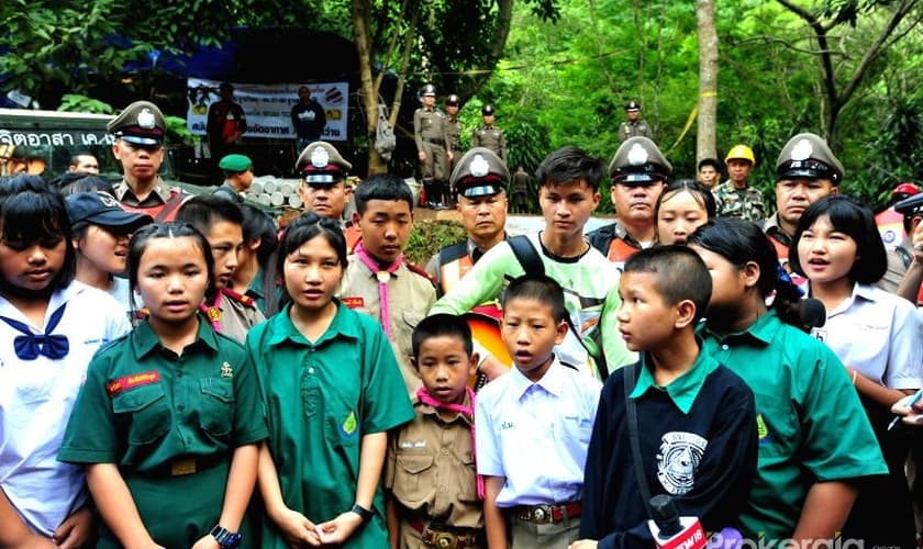 Amigos dos meninos cantando diante da caverna onde o time e seu treinador estão presos. (Foto: Xinhua/Rachen Sageamsak/IANS)