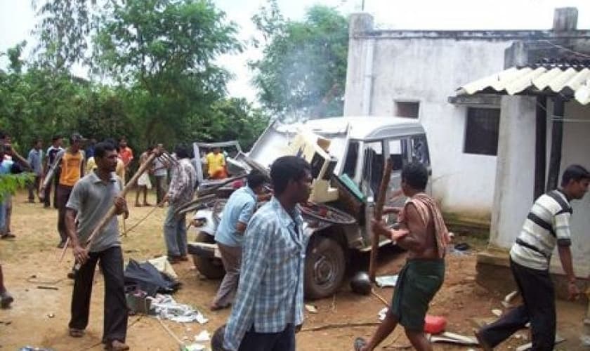 Os extremistas atacaram os cristãos com varas de madeira. (Foto: Asia News)
