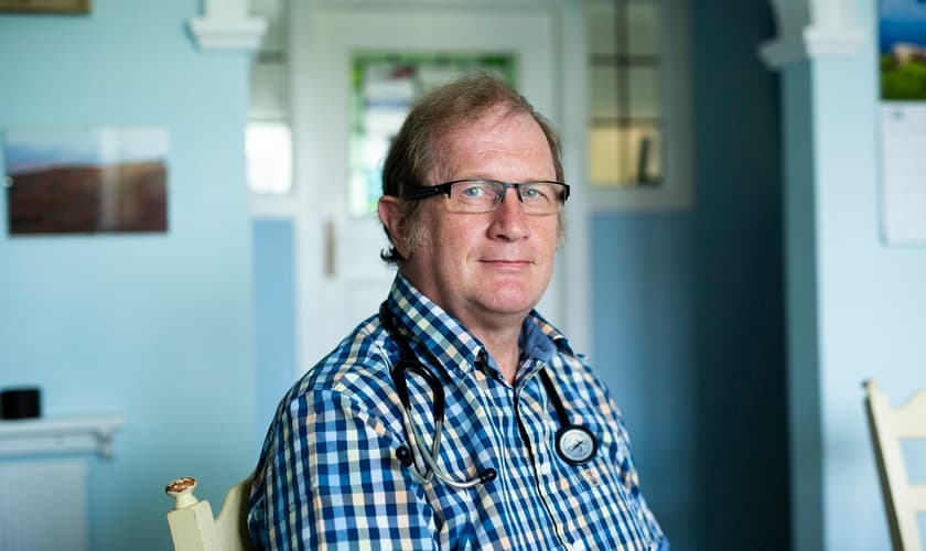 Dr. David Mackereth foi dispensado do Departamento de Trabalho e Pensões por suas crenças. (Foto: Andrew Fox/The Telegraph)