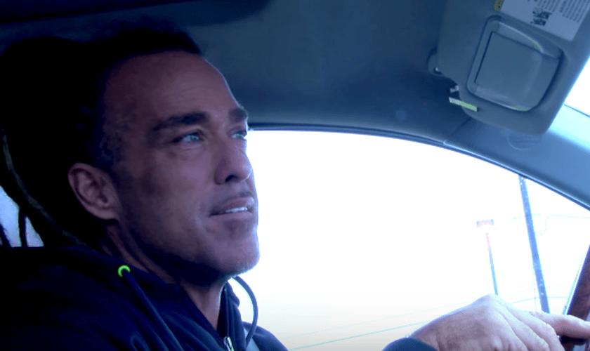 Evangelista Todd White conversando com o atendente de telemarketing em seu carro. (Foto: Reprodução/Lifestyle Christianity)