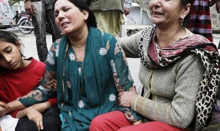 Mães choram a morte de seus filhos durante um dos ataques em um parque em Lahore, no Paquistão, em 2016. (Foto: Portas Abertas)