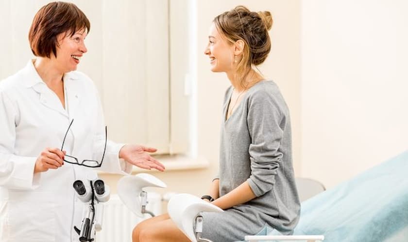 A consulta regular com o ginecologista é fundamental para tirar dúvidas. (Foto: Reprodução)