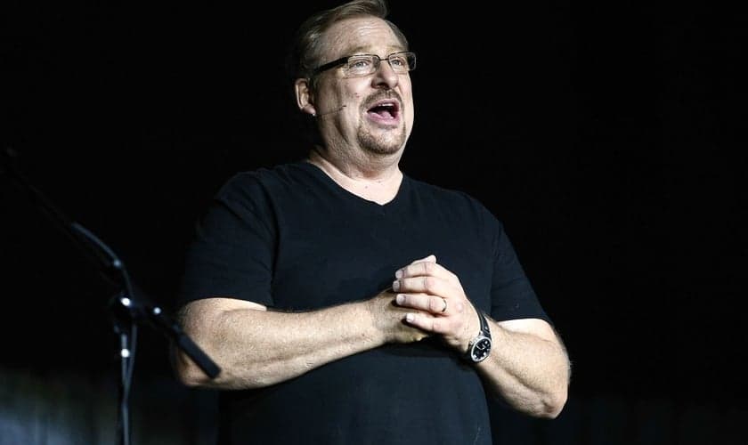 Pastor Rick Warren ministrando na Igreja Saddleback em Lake Forest, na Califórnia. (Foto: Imeh Akpanudosen/Getty Images/Word Entertainment)