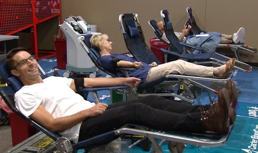 Membros da Gateway Church participam de campanha de doação de sangue. (Foto: KDFW)