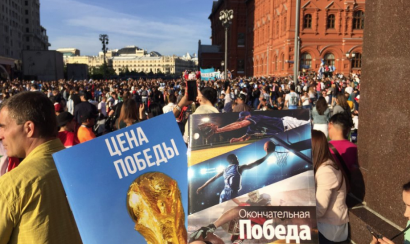 Folhetos desenvolvidos especialmente para as ações de evangelismo na Copa do Mundo. (Foto: Mission Eurasia)