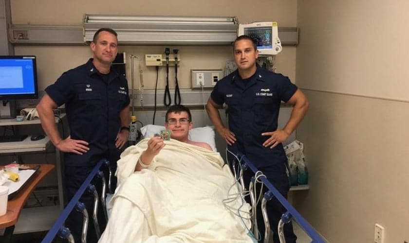 Blake Spataro sobreviveu quase 10 horas no Oceano Atlântico, depois de ser levado para o mar. (Foto: Amber Krycka/Twitter)