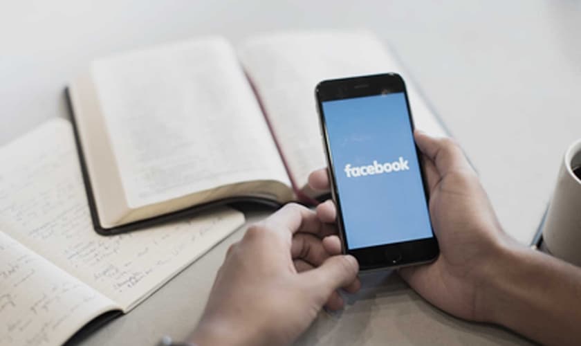 Alan Noble afirma que os aparelhos eletrônicos podem atrapalhar momentos de leitura bíblica. (Foto: Reprodução)