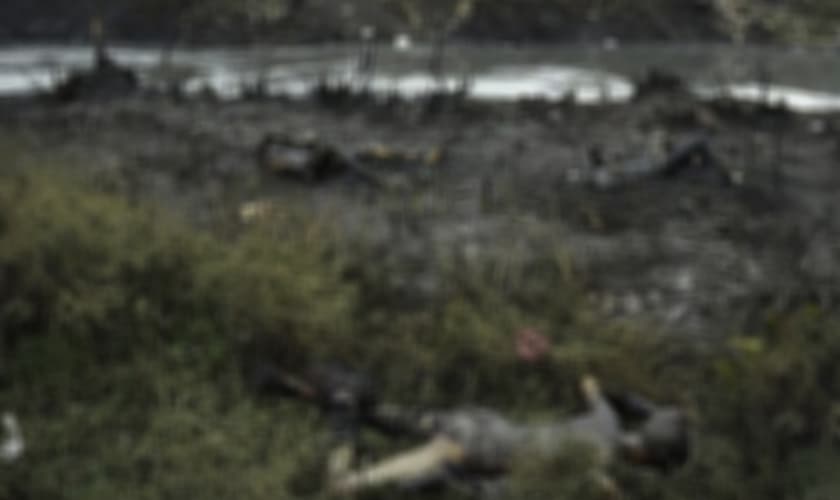 Imagem ilustrativa. Foto exibe corpos queimados diante de centenas de pessoas, em região da África. (Foto: Reprodução)