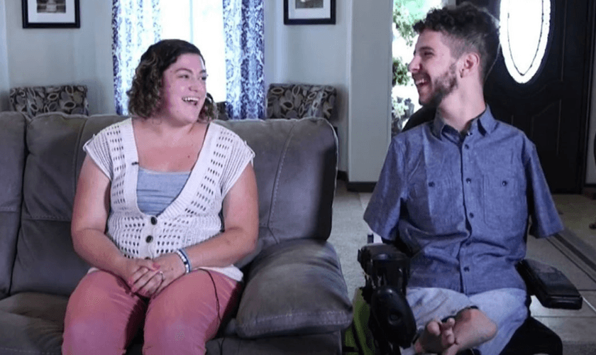 Gideon DiMeglio declara sua gratidão a Deus, apesar de ter nascido sem os braços e com pernas curtas. (Foto: Reprodução)