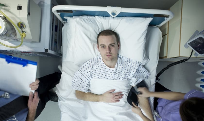 Imagem ilustrativa. Homem sendo diagnosticado pelos médicos em hospital. (Foto: Reprodução)