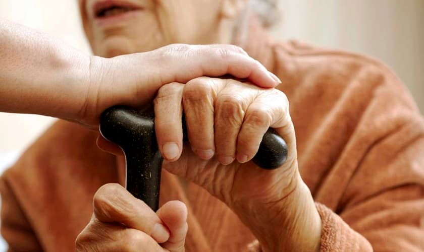 Cuidado e atenção com os idosos podem nos ensinar mais que do podemos imaginar. (Foto: Getty)