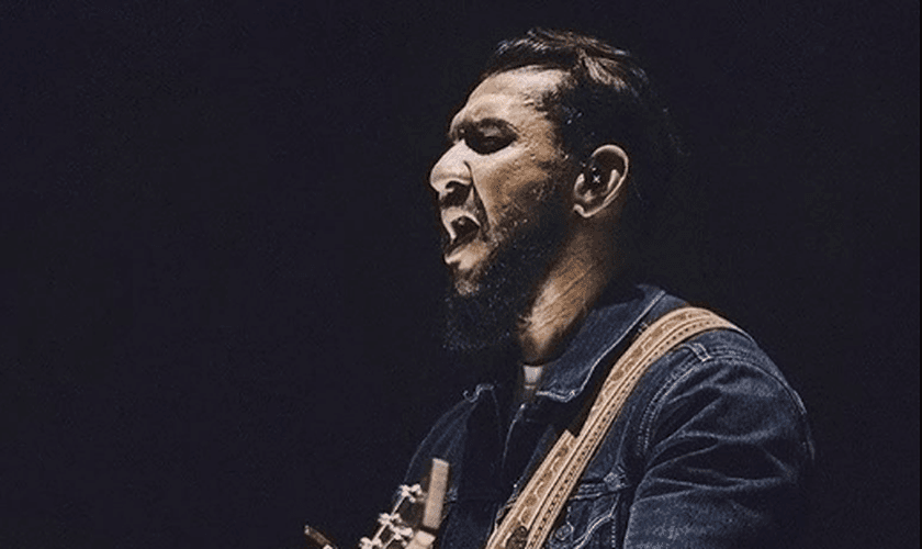 A canção pode ser conferida no YouTube e nas plataformas digitais. (Foto: Reprodução).