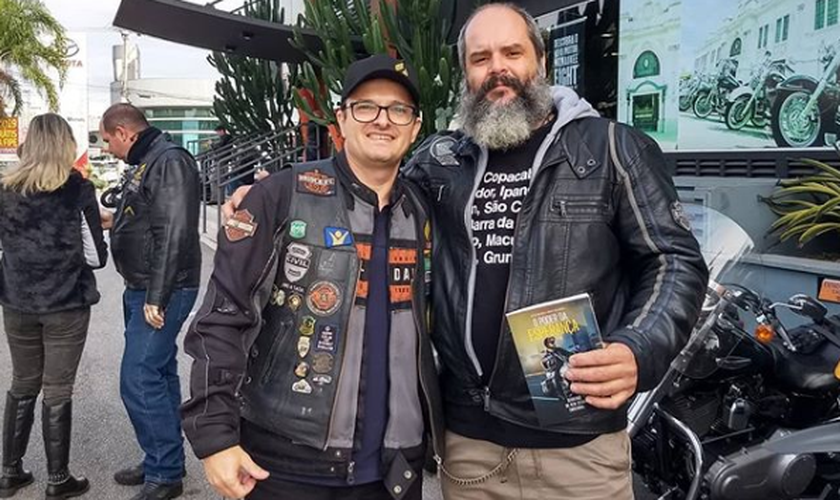 Jeferson Cassali (esquerda), de 43 anos, é um motoqueiro cristão. (Foto: ASN).
