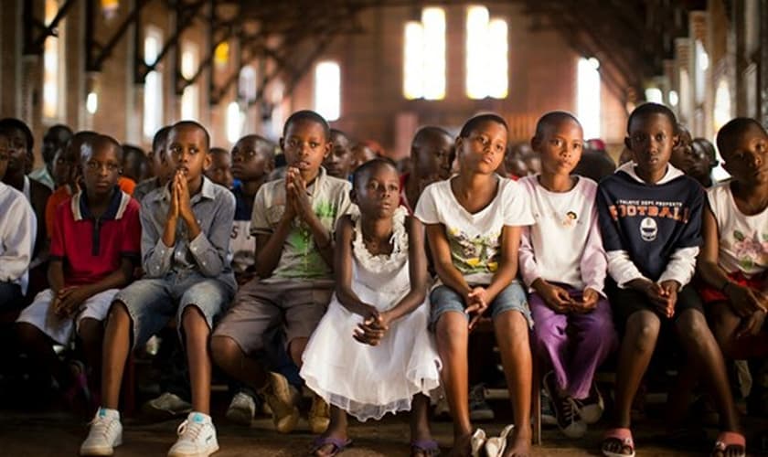 Crianças ruandesas durante um culto de domingo em Kigali, capital de Ruanda. (Foto: AP/Ben Curtis)