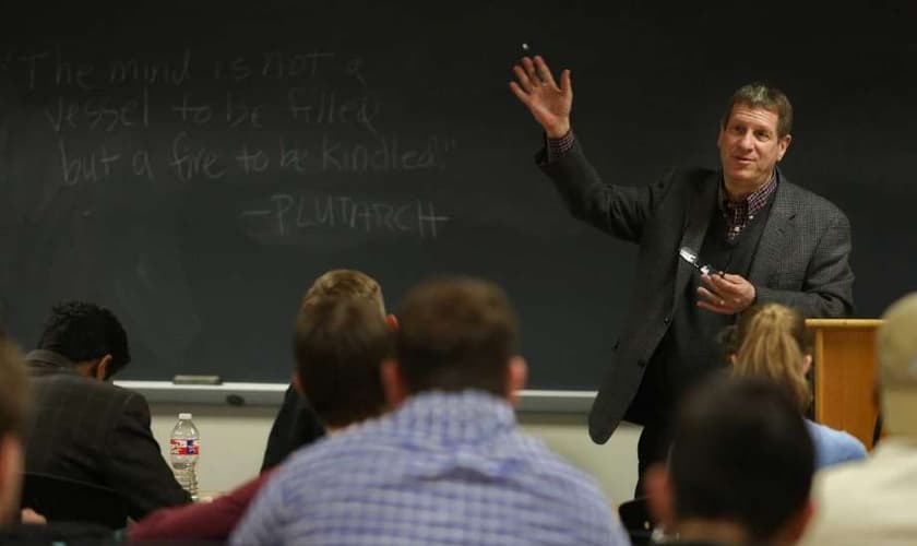 O autor e evangelista Lee Strobel ministrando na Universidade Batista de Houston. (Foto: Mayra Beltran/Houston Chronicle)