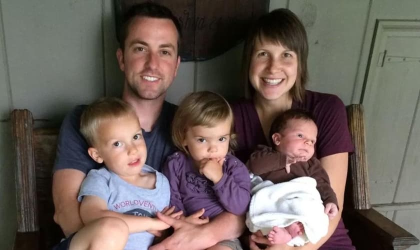 O acidente atingiu Jamison e sua esposa, Kathryne, com as crianças Ezra, Violeta e Calvin. (Foto: Arquivo pessoal)