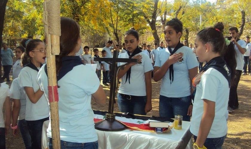 Os jovens e adolescentes estão saindo para evangelizar nas ruas da Síria. (Foto: Reprodução)