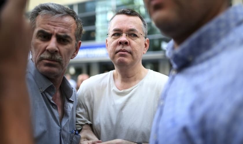 O pastor Andrew Brunson foi enviado para prisão domiciliar em sua casa em Izmir, na Turquia. (Foto: Emre Tazegul/AP Photo)