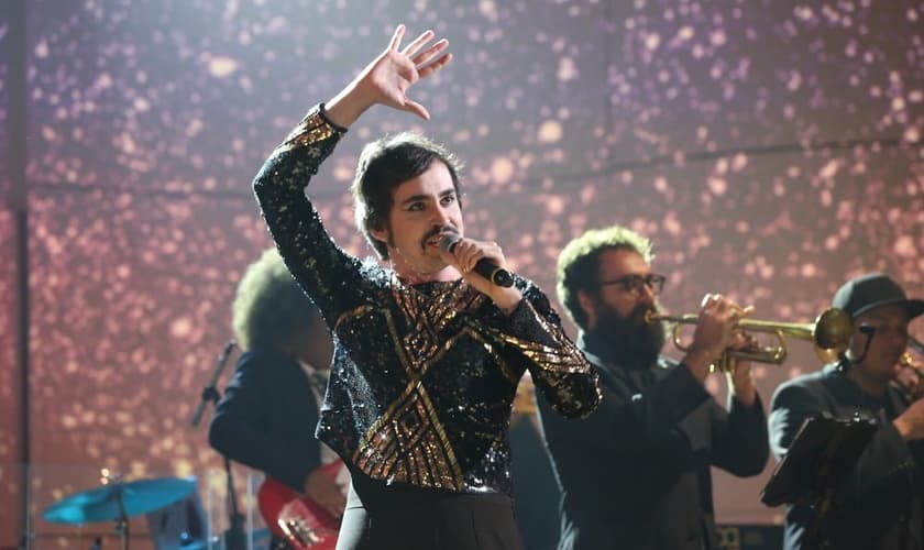 Cantor Johnny Hooker em participação no programa no Conversa com Bial. (Foto: Carol Caminha/Gshow)