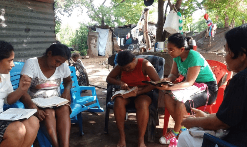 Além de roupas e alimentos, os cristãos oferecem estudos bíblicos. (Foto: ASN).