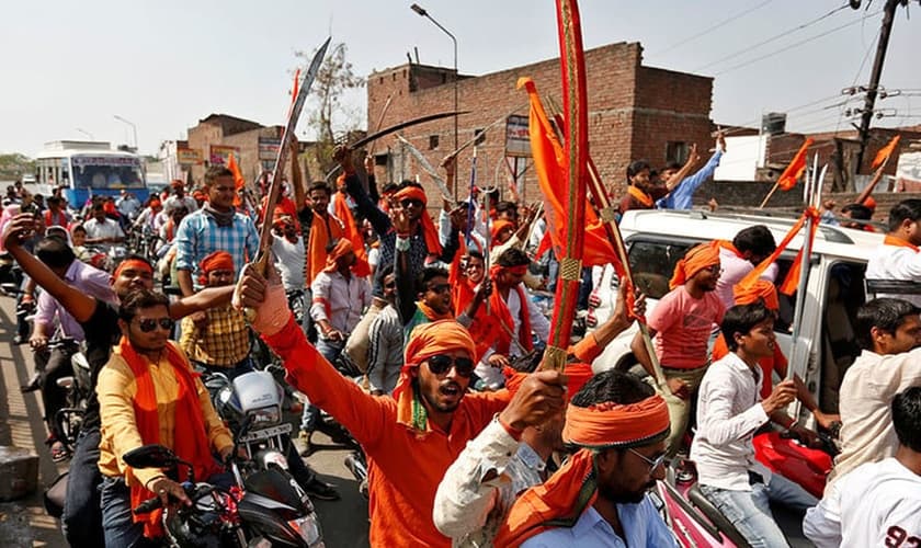 Extremistas hindus ocupam as ruas de cidade indiana. (Foto: rt.com)