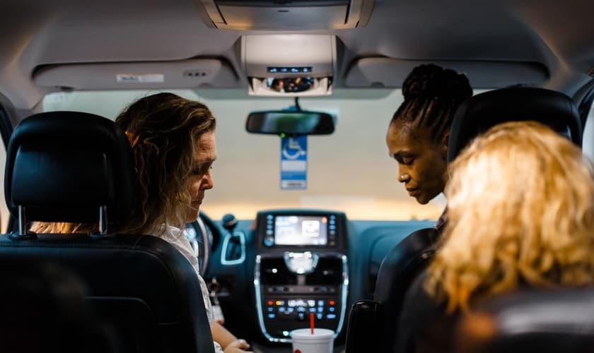 Love's Way Out é um ministério evangélico que visita clubes de striptease. (Foto: Max Burkhalter/The Guardian)