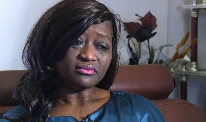 Sarah Kuteh chegou a ser demitida por falar sobre Jesus e orar com alguns pacientes, mas retomou seu emprego após ser absolvida pelo Conselho de Enfermagem do Reino Unido. (Foto: Reprodução/Youtube)