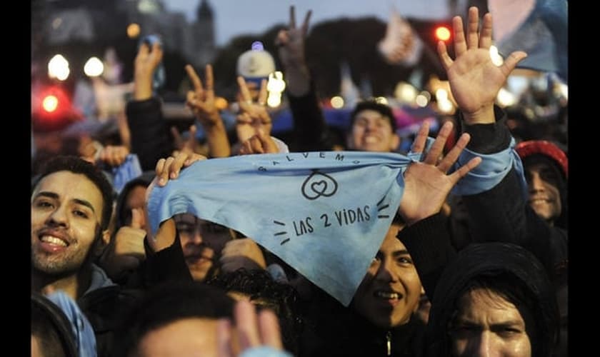 Manifestantes pró-vida celebram o resultado da votação no Senado da Argentina, que rejeitou a legalização do aborto, em 2018. (Foto: Fox News)