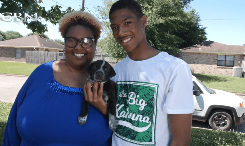 No orfanato, Anthony orava para ter um lar e uma família. (Foto: Reprodução).