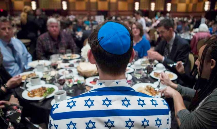 Judeu messiânico na congregação Beth Messiah Synagogue, nos EUA. (Foto: Marie D. De Jesus/Houston Chronicle)