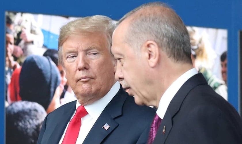 Presidente dos EUA, Donald Trump, com o presidente turco, Recep Erdogan, na sede da Otan. (Foto: Reuters)