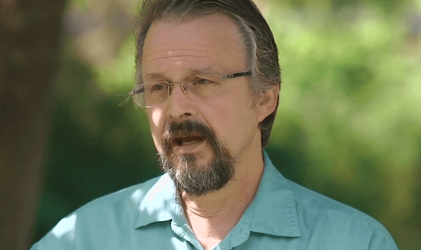 Hoje o pastor envia cartas com mensagens de amor e perdão para o atirador. (Foto: Reprodução)