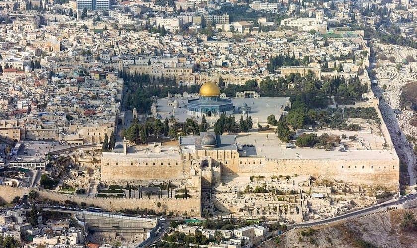 Vista aérea do Monte do Templo, cercado por muralhas na Cidade Velha de Jerusalém. (Foto: Godot13/Andrew Shiva/Wikipedia)