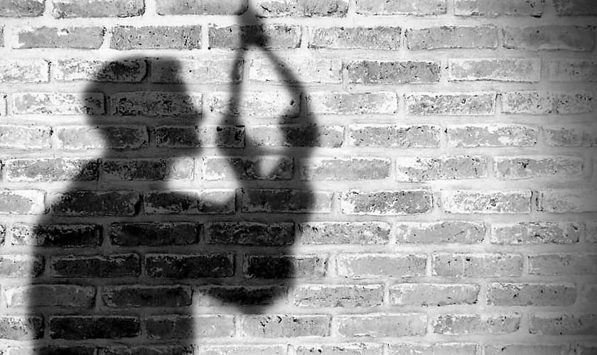 O jornal da Associação Médica Americana de Psiquiatria destacou a importância da fé em Deus para a prevenção ao suicídio. (Foto: MuyHistoria)