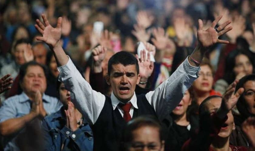 Pessoas orando durante culto evangélico em Bogotá, na Colômbia. (Foto: AP Photo/Fernando Vergara)