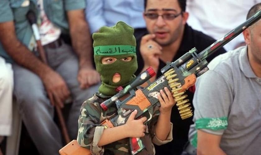 Crianças palestinas são ensinadas desde cedo a pegarem em armas para atacar Israel. (Foto: Matzav)