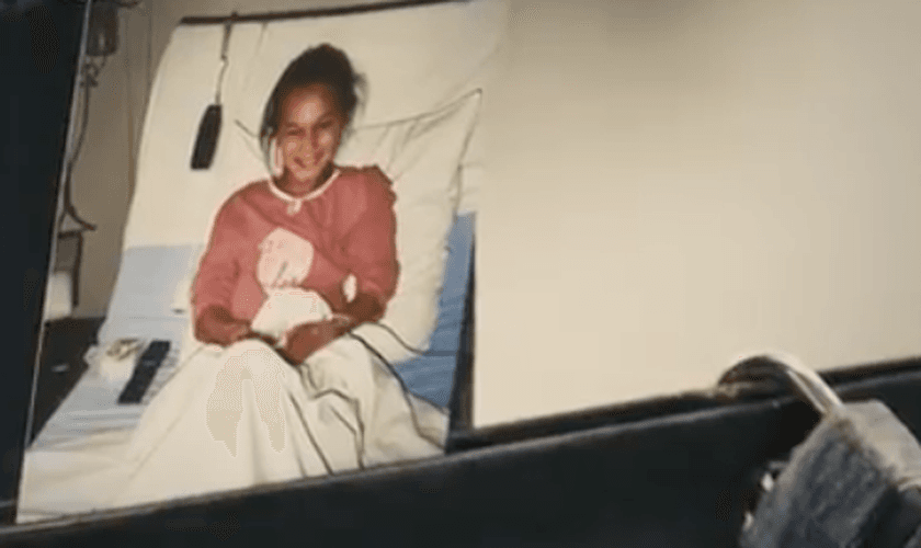 Ray mostra foto de Hannah quando foi hospitalizada, após ser baleada por terrorista. (Foto: CBN News)