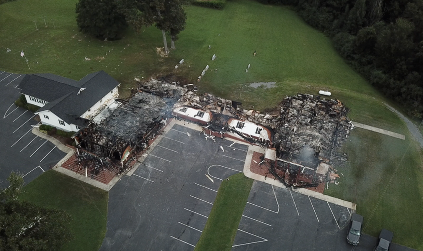 A destruição causada pelo incêndio no templo da Igreja Batista Missionária de Warrior Creek foi caracterizada como perda total. (Foto: Way 31)