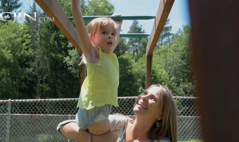 Deus curou as pernas da pequena Elizabeth. (Foto: Reprodução).