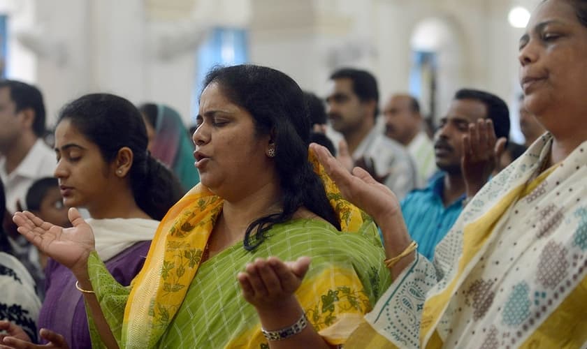 Indianos participam de culto. (Foto: chretiens.info)