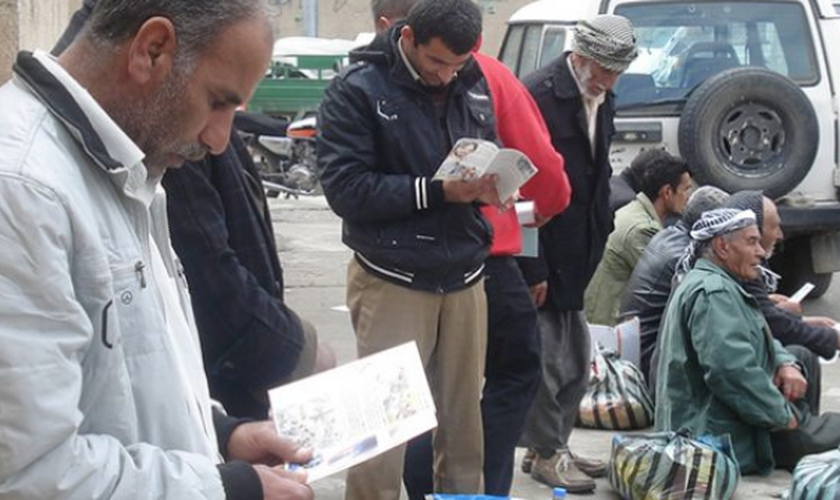 Mais de 350 mil Bíblias foram distribuídas na Síria, Líbano, Jordânia e Iraque. (Foto: Reprodução)