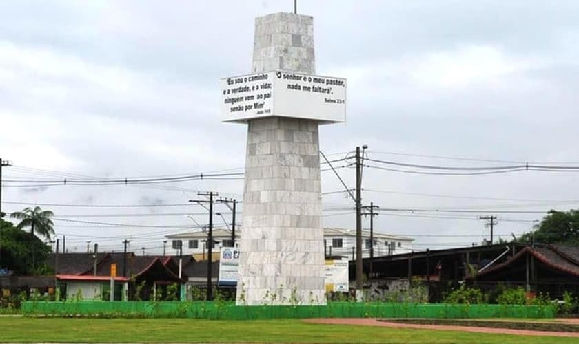 Praça da Bíblia tem obelisco com quatro lados, ocupados por versículos bíblicos (Foto: Amauri Pinilha/PMPG)