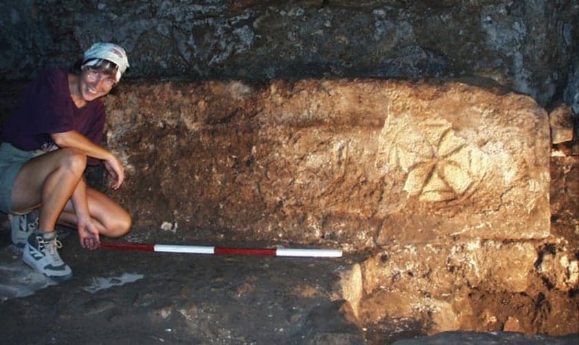 Arqueóloga mede parte da rede de cavernas que pode ser onde Jesus transformou água em vinho. (Foto: Pen News)