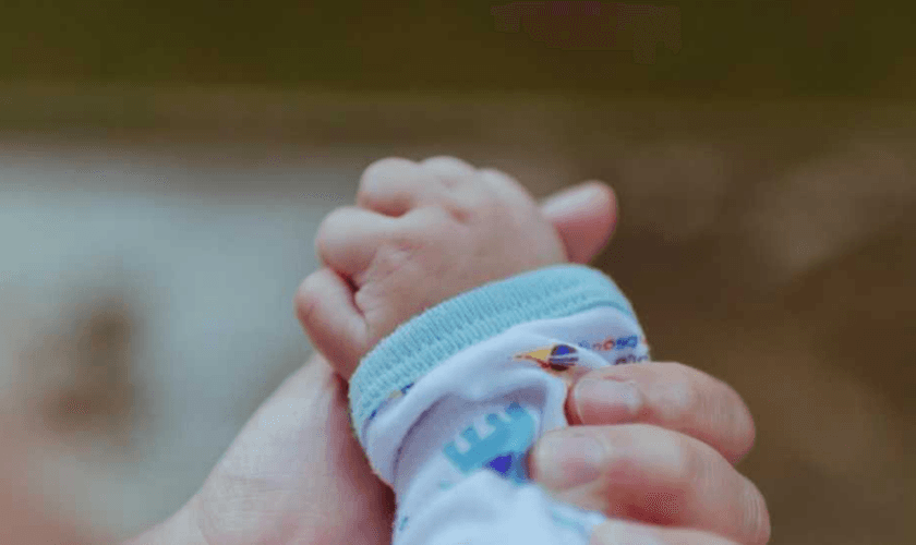 O casal colocou a fé e esperança em Deus e insistiu no nascimento do bebê. (Foto: Reprodução).