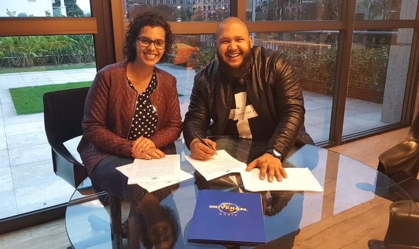 Israel Salazar e Renata Cenízio, gerente artístico da Universal Music Christian Group. (Foto: