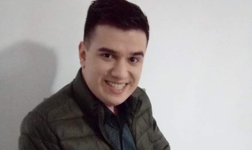 Maicon Ayres trabalha no departamento infantil da igreja que congrega e canta desde criança. (Foto: Divulgação).