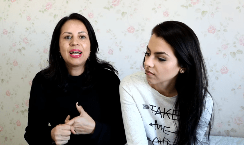 Fran Viana (direita) e sua mãe (esquerda) testemunham o milagre. (Foto: Reprodução).