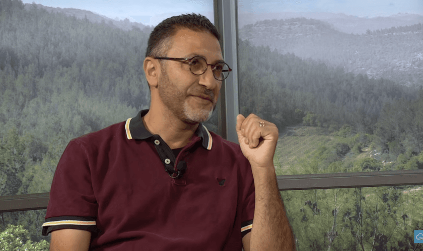Bassam Adranly, que era comunista e ateu, se converteu após duas semanas sonhando dia e noite com Jesus. (Foto: Revive Israel TV)